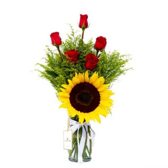 florero con hermosas rosas rojas y girasol Regalos para hombres y mujeres